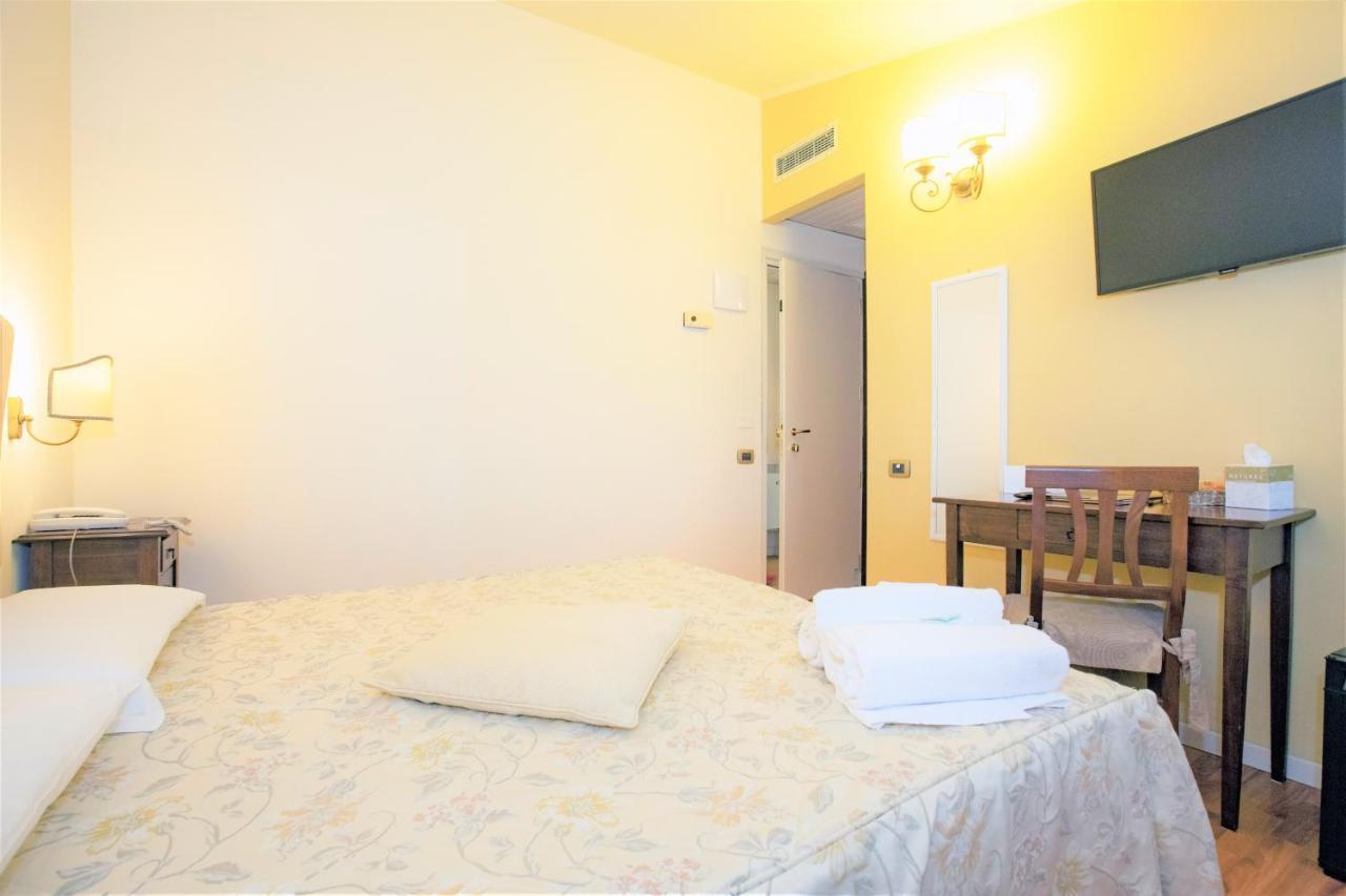 Hotel Arcobaleno Сиена Екстериор снимка