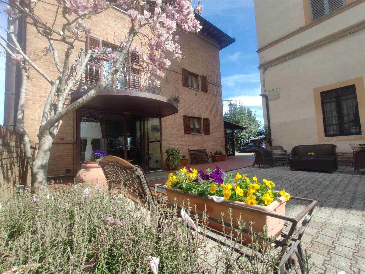 Hotel Arcobaleno Сиена Екстериор снимка