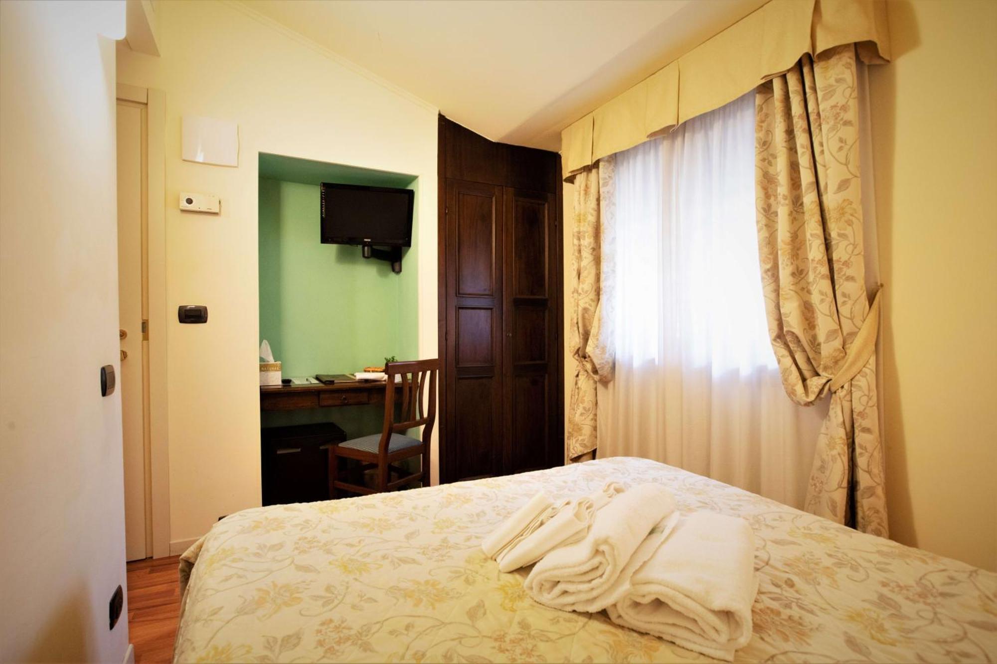Hotel Arcobaleno Сиена Екстериор снимка