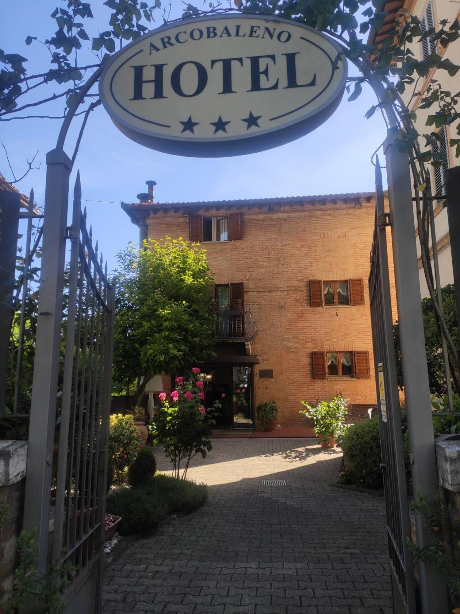 Hotel Arcobaleno Сиена Екстериор снимка