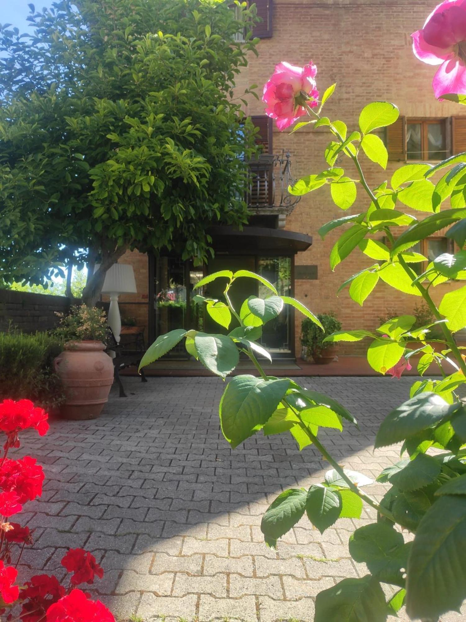 Hotel Arcobaleno Сиена Екстериор снимка