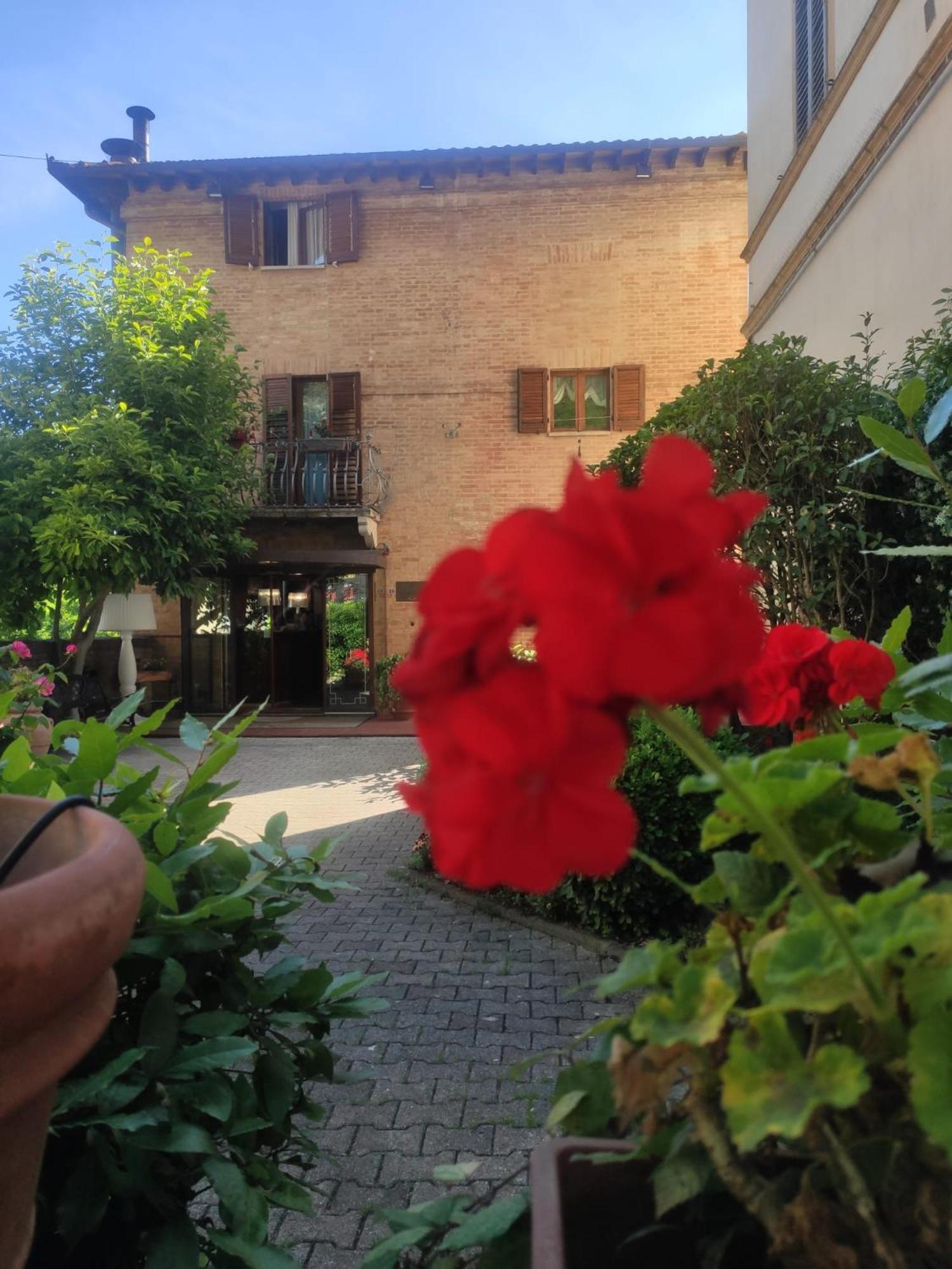 Hotel Arcobaleno Сиена Екстериор снимка